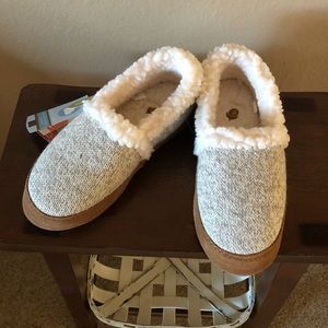 NWT Acorn slippers